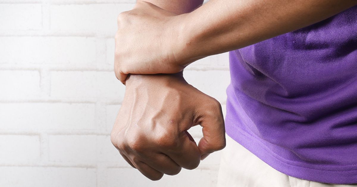 Người bệnh có thể cảm thấy đau kéo dài ở cổ tay