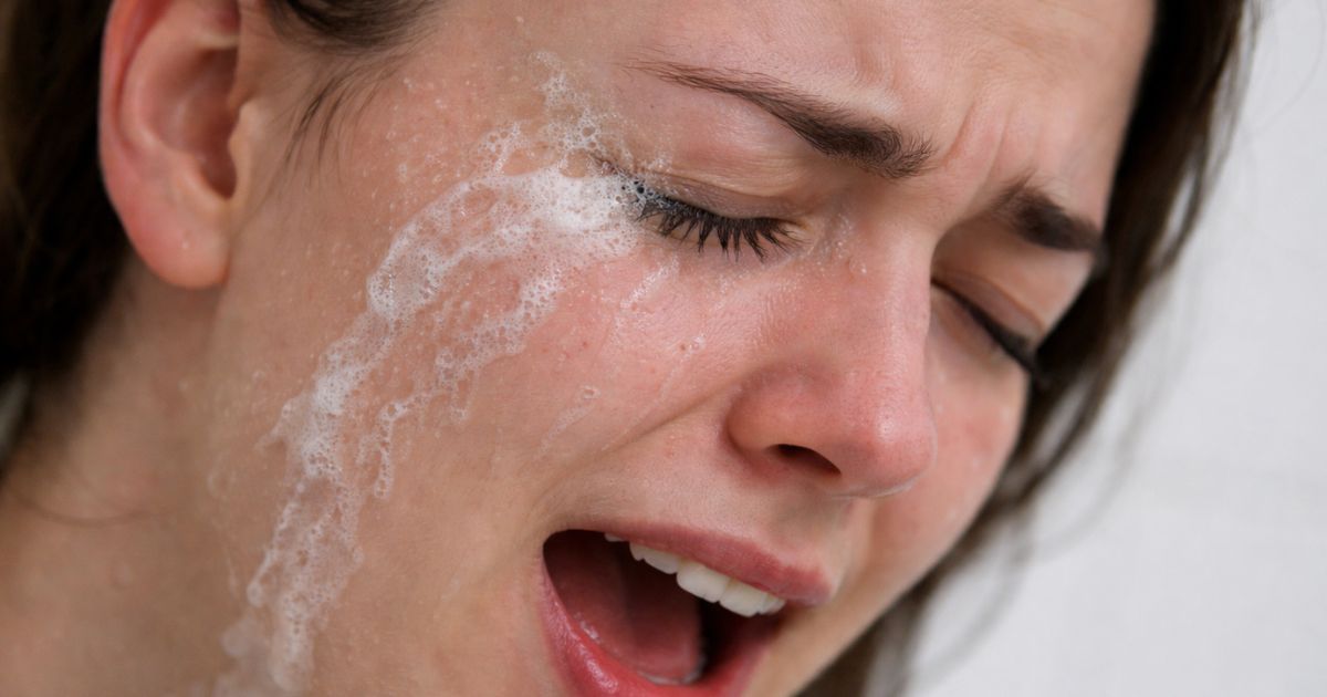 Nếu không may bị dung dịch tẩy rửa bắn vào, kết mạc có thể bị kích ứng