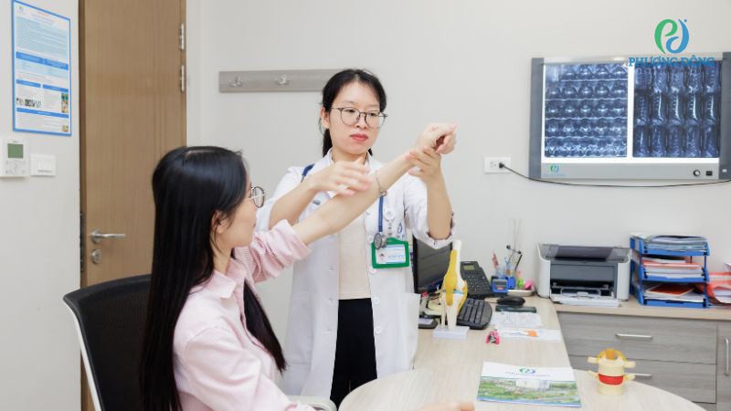Bệnh nhân khám, chẩn đoán rách sụn viền khớp vai tại Bệnh viện Đa khoa Phương Đông