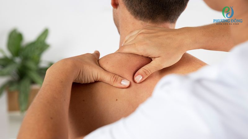 Massage hỗ trợ giảm sưng viêm, co rút cơ và dây chằng khớp vai