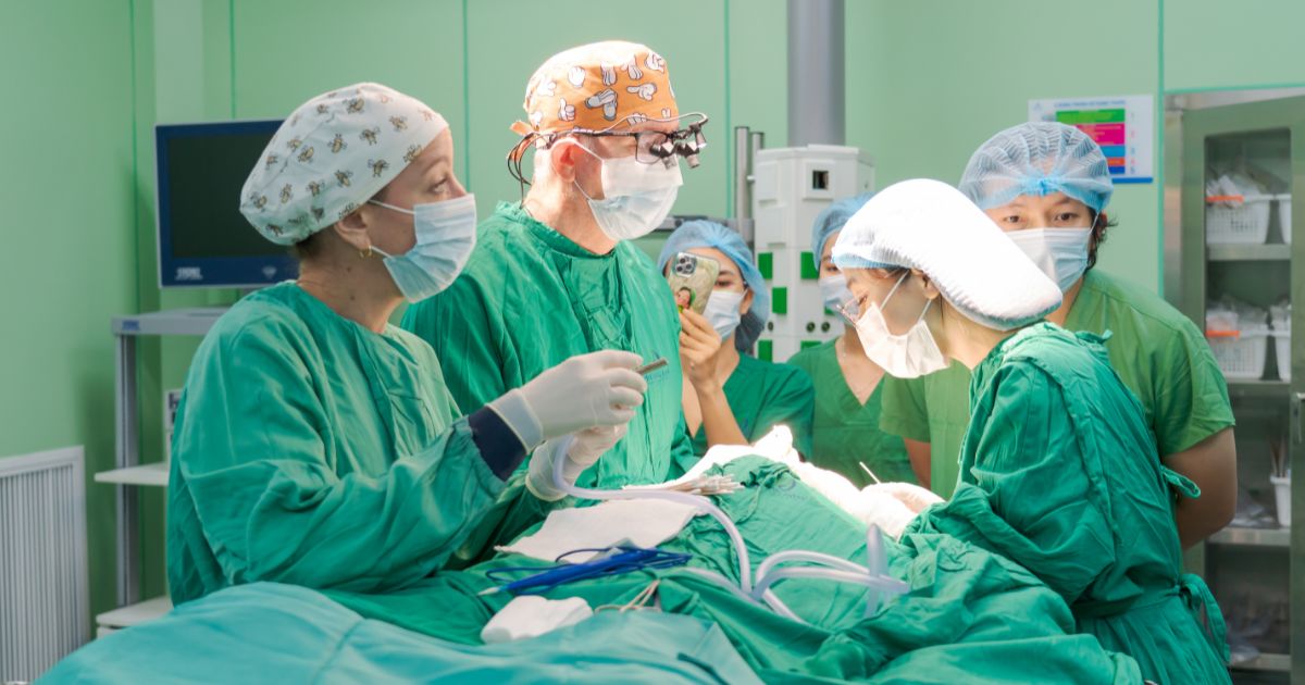 Để điều trị dạng thoái hóa này, người bệnh có thể phải phẫu thuật