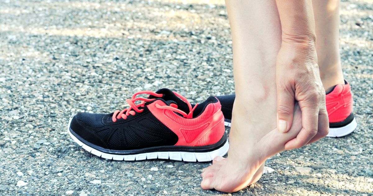 Mang giày không vừa chân trong thời gian dài có thể tăng nguy cơ bị trật khớp