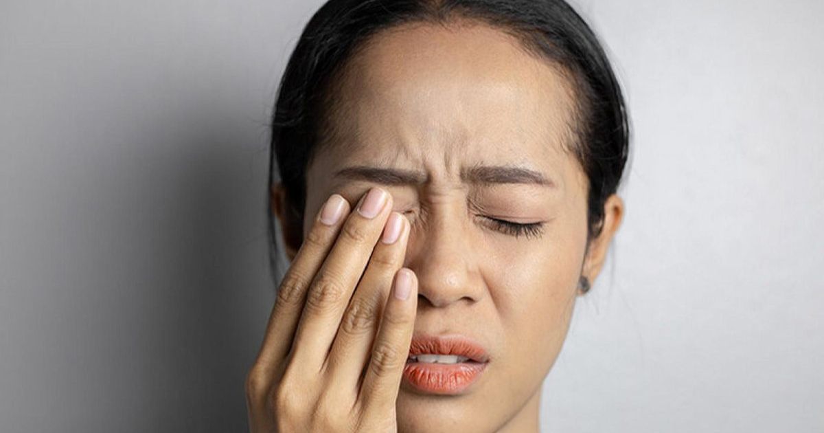 Nếu bạn bị đau mắt, mờ mắt sau phẫu thuật thì nên đi thăm khám sớn