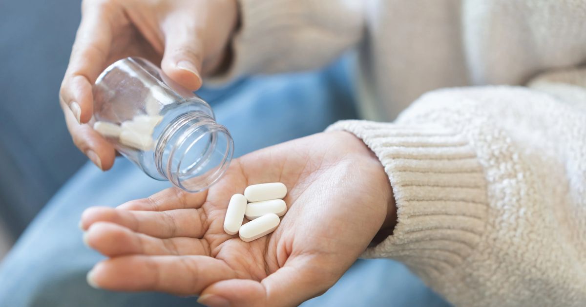 Bạn có thể chủ động uống thuốc kháng virus nếu bị nhiễm trùng nhẹ ở mắt