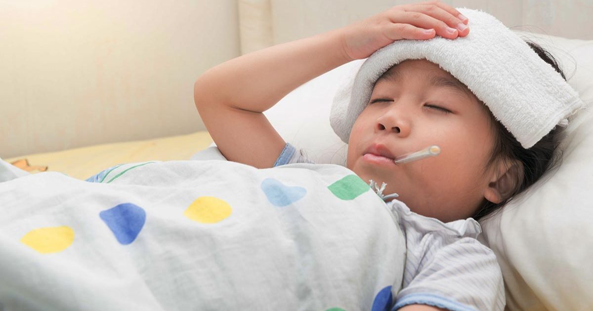 Sốt cao trên 38 độ là một trong số các dấu hiệu của viêm khớp