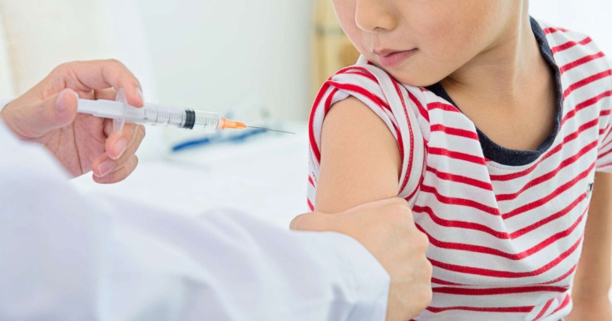 Để điều trị bệnh viêm khớp, bé có thể được truyền kháng sinh