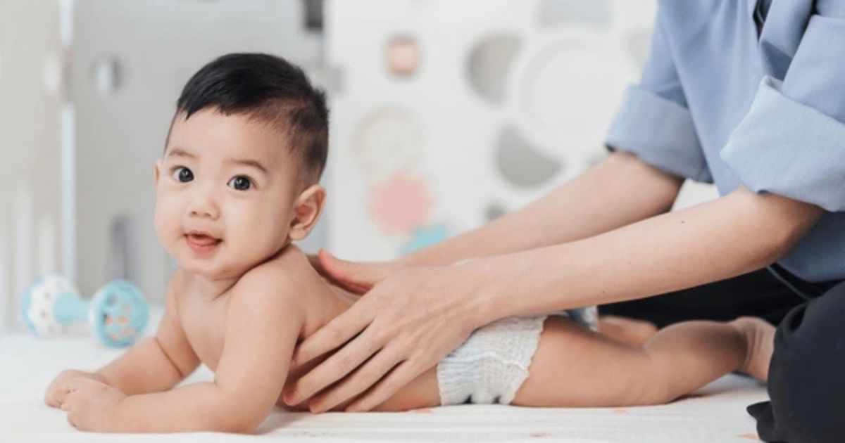 Bạn có thể cân nhắc thực hiện một số bài tập xoa bóp cho bé tại nhà