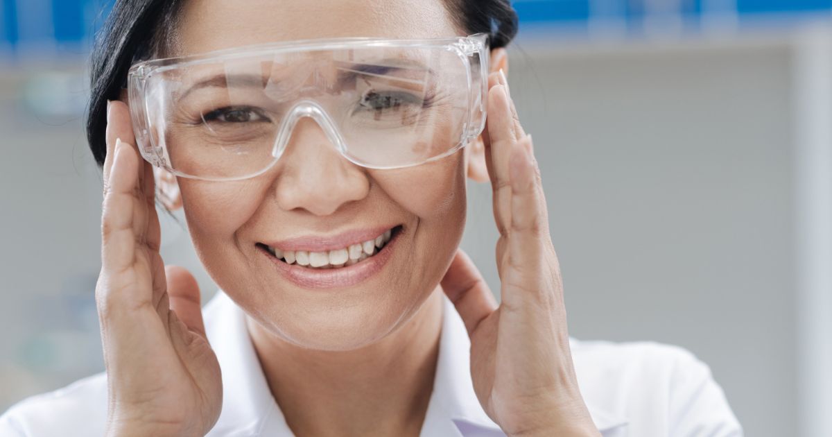 Hãy chủ động đeo kính bảo hộ khi làm việc trong môi trường có nhiều khói bụi