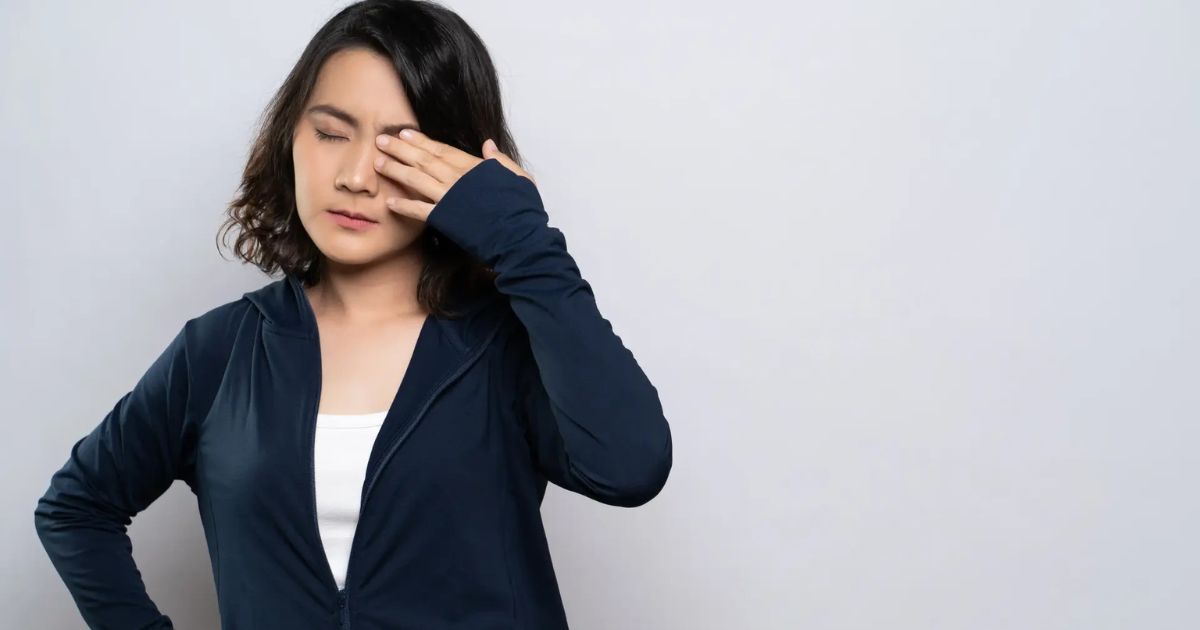 Bạn không nên dùng tay không mà nên dùng khăn sạch lấy dị vật ra khỏi mắt