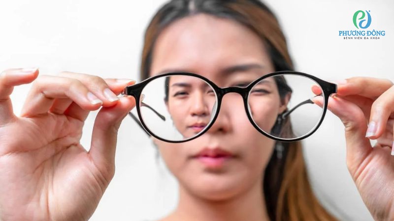 Mỏi mắt xảy ra do nhiều nguyên nhân, không chỉ liên quan đến cận thị