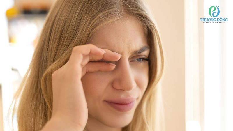 Mỏi mắt, mờ mắt thường liên quan đến tật khúc xạ, căng thẳng thị giác hoặc khô mắt