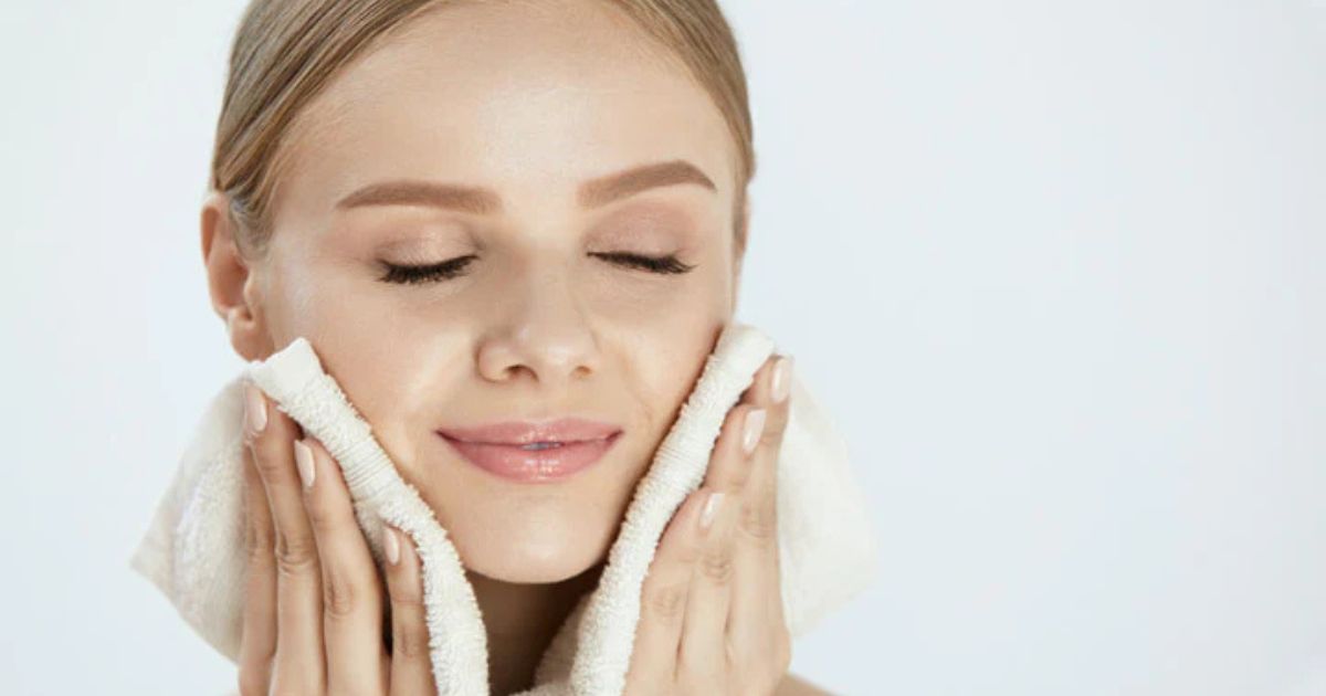 Việc dùng chung các vật dụng cá nhân cũng có thể khiến người bệnh bị lây viêm giác mạc 