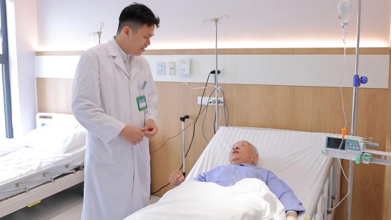 Bệnh nhân nhập viện trong tình trạng nhiều yếu tố nguy cơ chồng lấp: tuổi cao, nền bệnh lý phức tạp và nhiễm trùng nặng chưa được kiểm soát