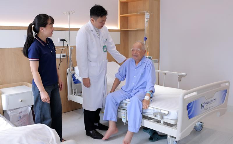 Khối u 11cm và nhiễm trùng đa kháng tạo “vòng xoắn bệnh lý”: BVĐK Phương Đông xử trí thành công ca bệnh 87 tuổi