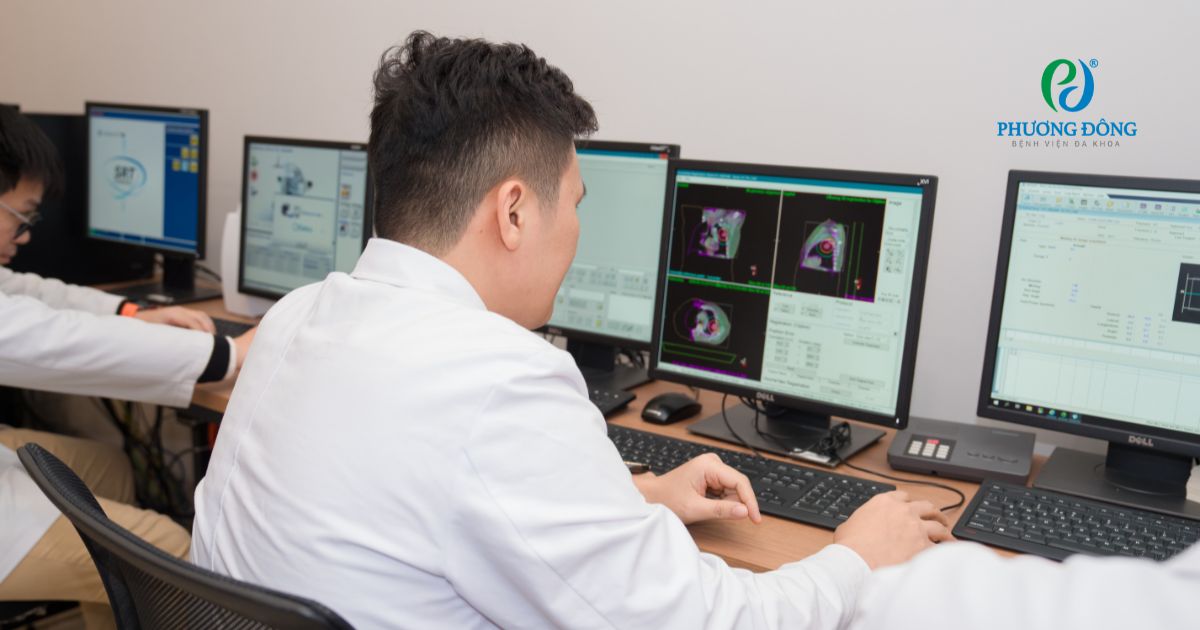 Trước buổi xạ trị, người bệnh sẽ được yêu cầu chụp chiếu để kiểm tra vị trí và hình dạng khối u
