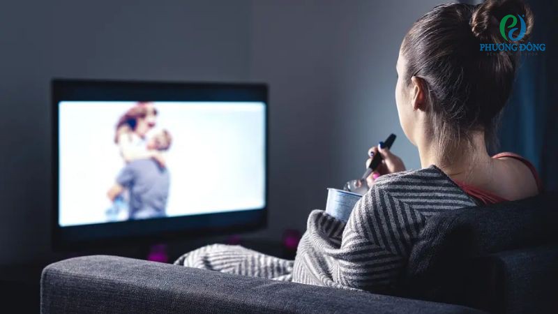 Bệnh nhân viêm kết mạc nên hạn chế sử dụng thiết bị điện tử vì có thể làm trầm trọng hơn bệnh lý