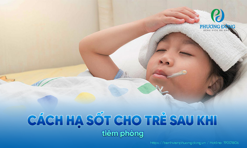 Cha mẹ nên theo dõi bé sau khi tiêm phòng và áp dụng các cách hạ sốt tại nhà (nếu cần)