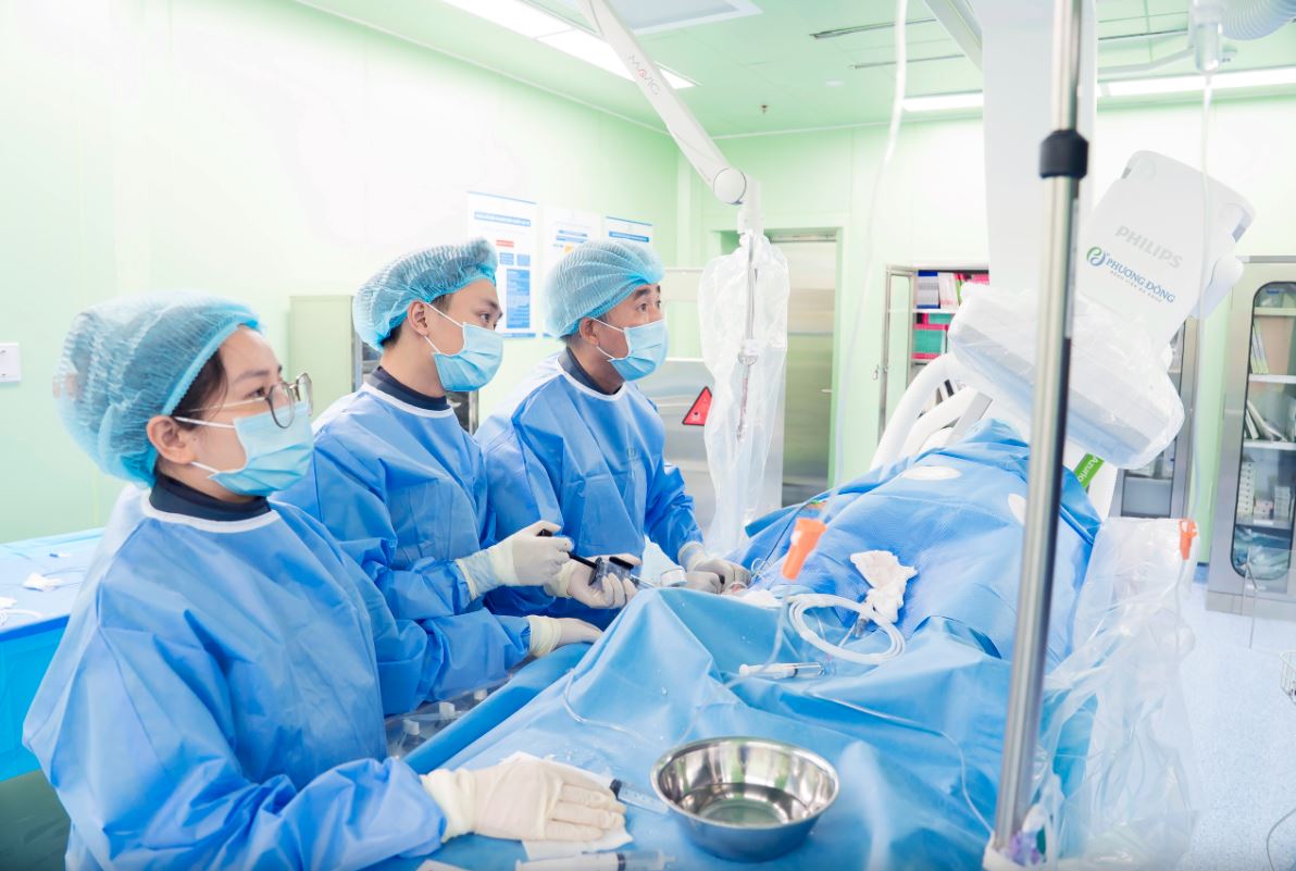 Bệnh viện Phương Đông: Nghẹt thở khơi thông 3 nhánh mạch vành hẹp khít, giành lại dòng máu nuôi tim cho bệnh nhân 72 tuổi