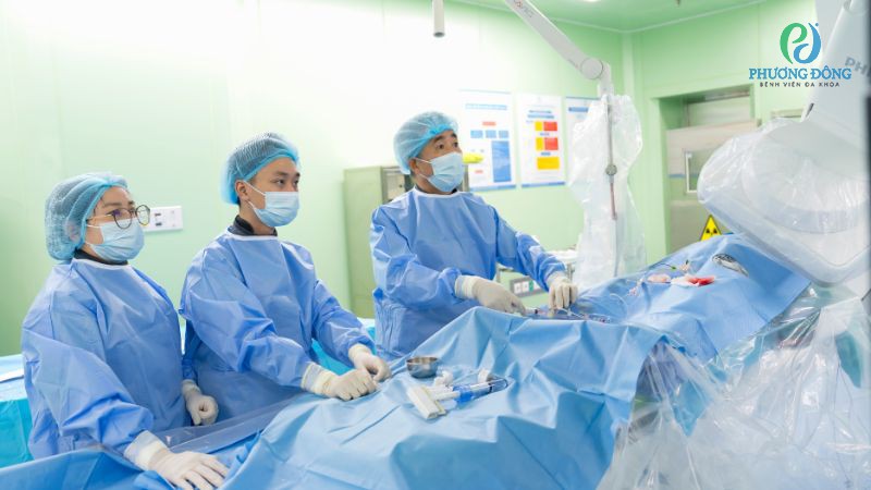 Đội ngũ y bác sĩ Bệnh viện Đa khoa Phương Đông thực hiện can thiệp đặt stent