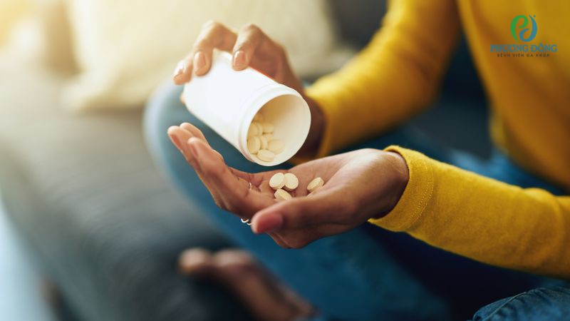 Điều trị nội khoa với thuốc chống ngưng kết tiểu cầu, chống xuất tiết hoặc xuất huyết,...