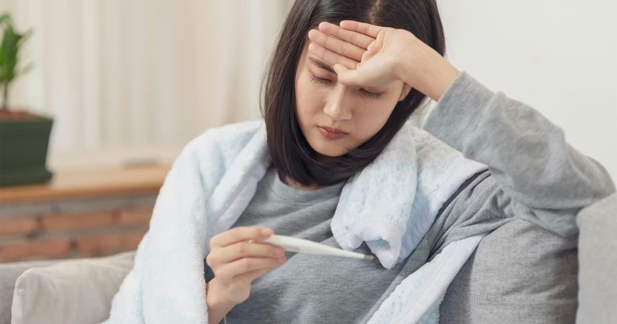 Nếu bị sốt cao kéo dài sau khi tiêm, bạn nên đến Bệnh viện kiểm tra sức khoẻ