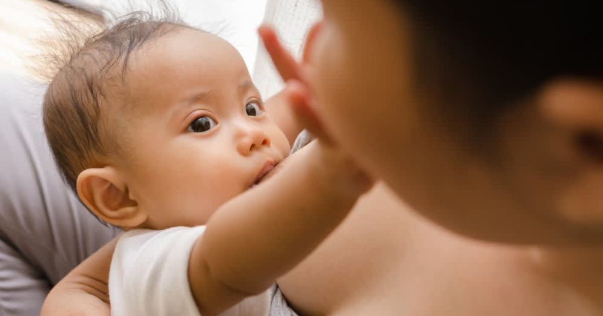 Nếu bé chịu hợp tác, cha mẹ nên cho con bú lại ngay sau khi tiêm