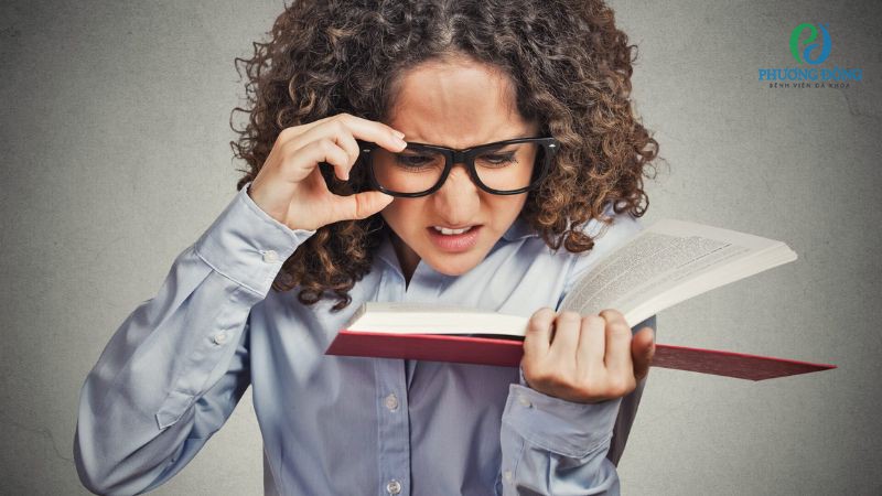 Bệnh nhân bị viêm hắc võng mạc thường suy giảm thị lực hoặc nhạy cảm với ánh sáng