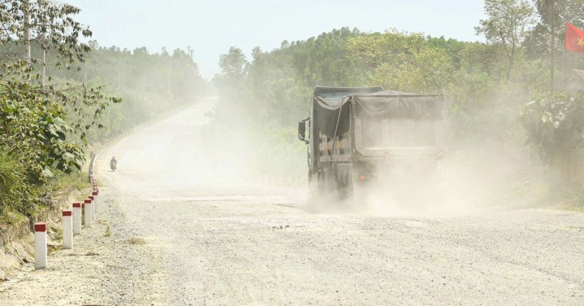 Khói bụi, bụi bẩn có thể cũng có thể là tác nhân gây ra viêm giác mạc
