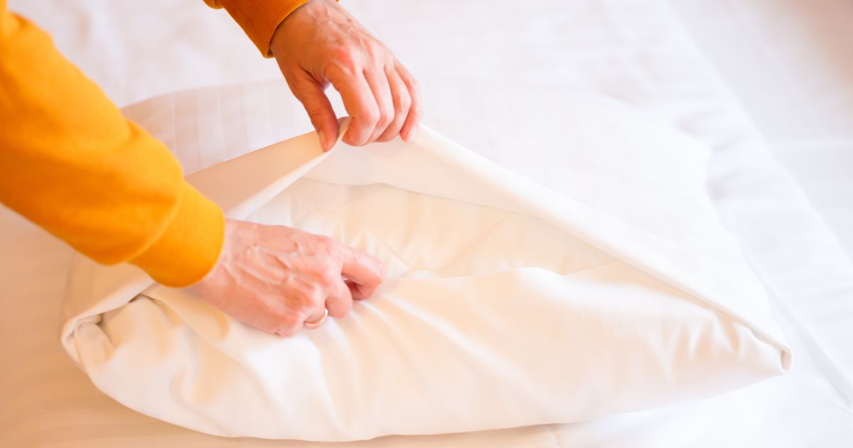 Hãy thay vỏ gối, chăn ga và khăn mặt thường xuyên