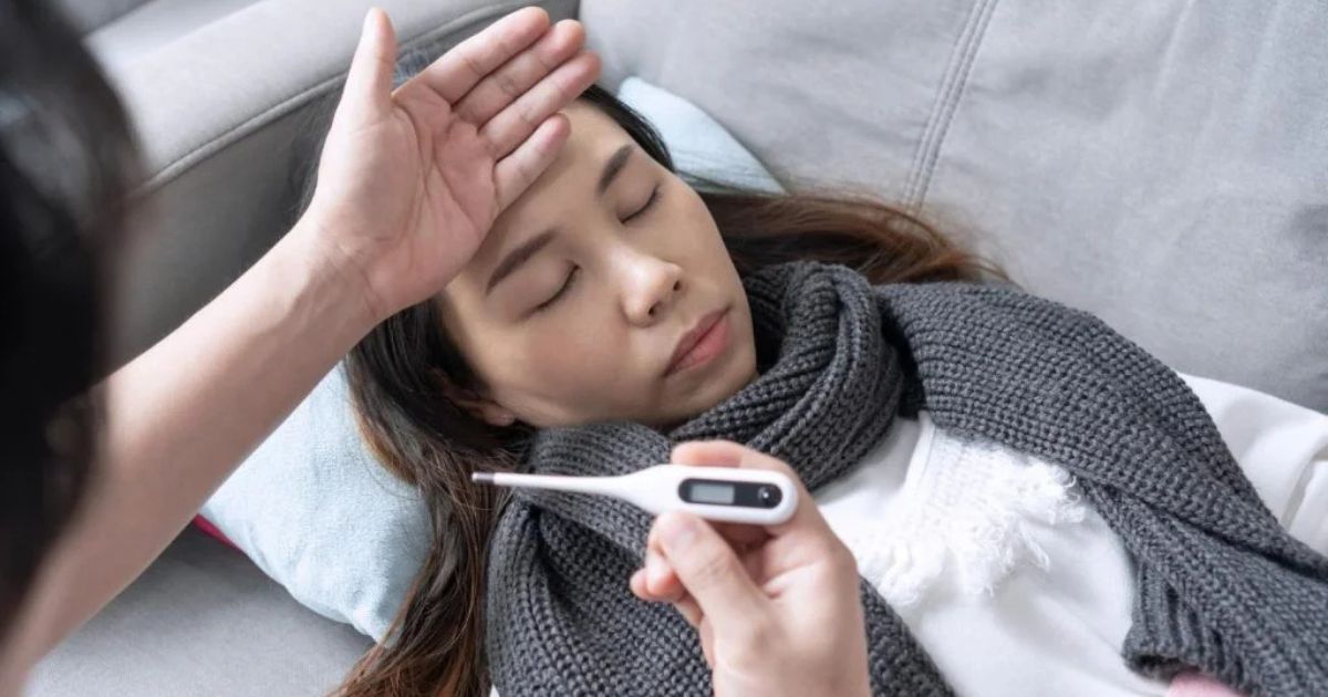 Người đang bị sốt nên tạm hoãn bấm huyệt
