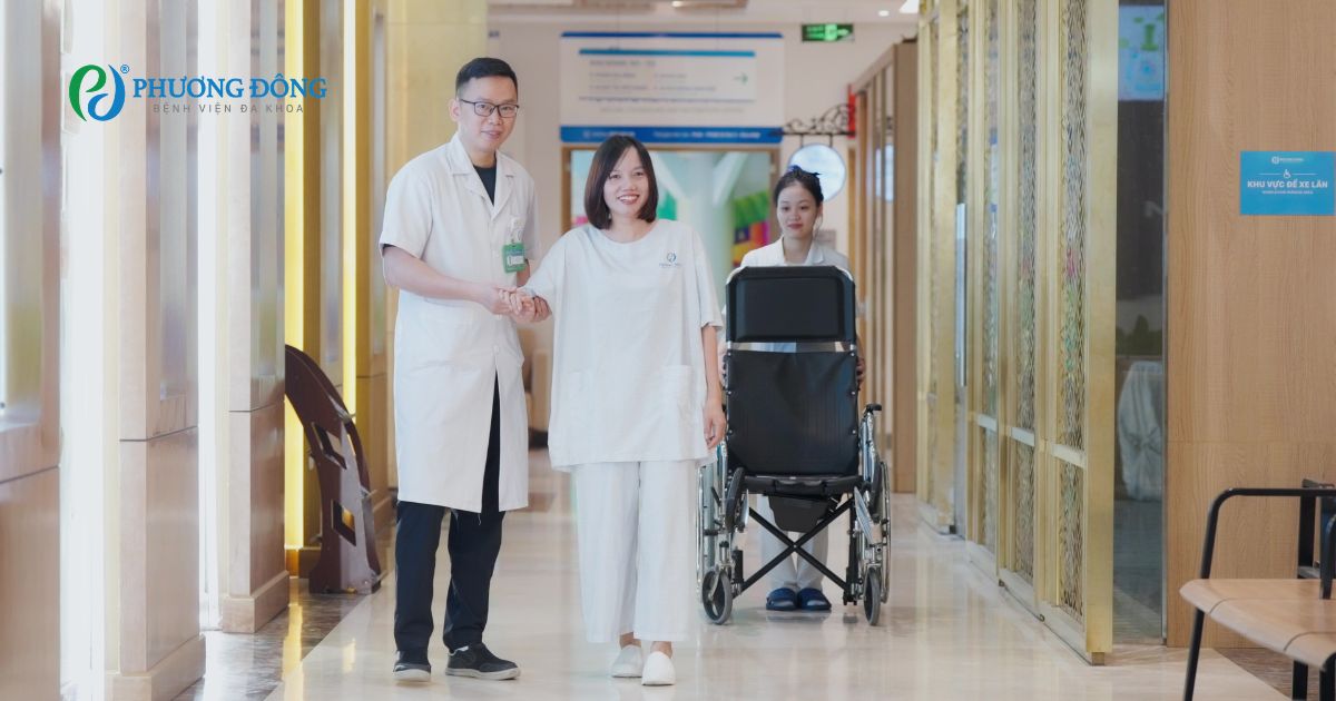 Bác sĩ CKI Nguyễn Đức Anh trong quá trình điều trị cho bệnh nhân tại Khoa