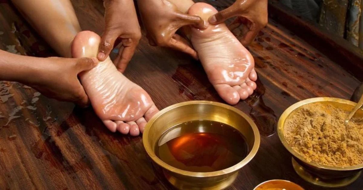 Trước khi massage, các kỹ thuật viên sẽ tiến hành thoa dầu massage lên chân
