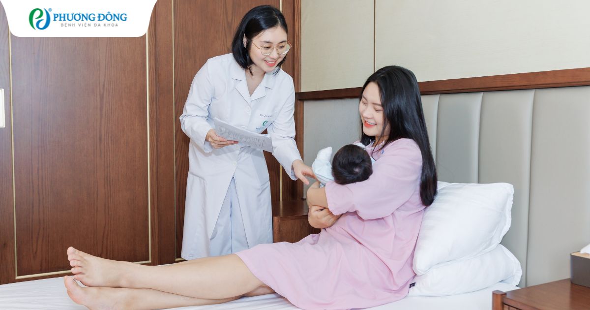 Em bé được điều dưỡng chăm sóc hàng ngày để mẹ có thời gian nghỉ ngơi 