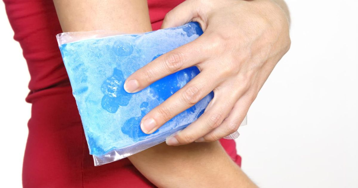 Bạn có thể chườm mát tại vị trí tiêm để hạn chế triệu chứng sưng và cảm giác đau đớn