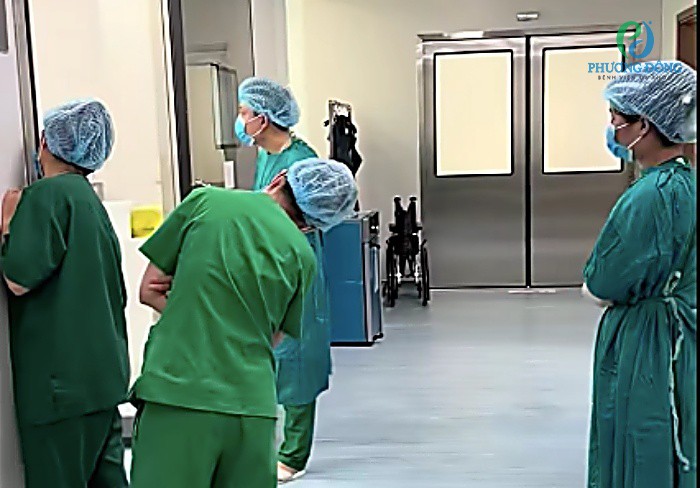 Thấy bác sĩ nép sau cánh cửa phòng mổ, nhiều người tưởng 'trốn việc' và sự thật phía sau