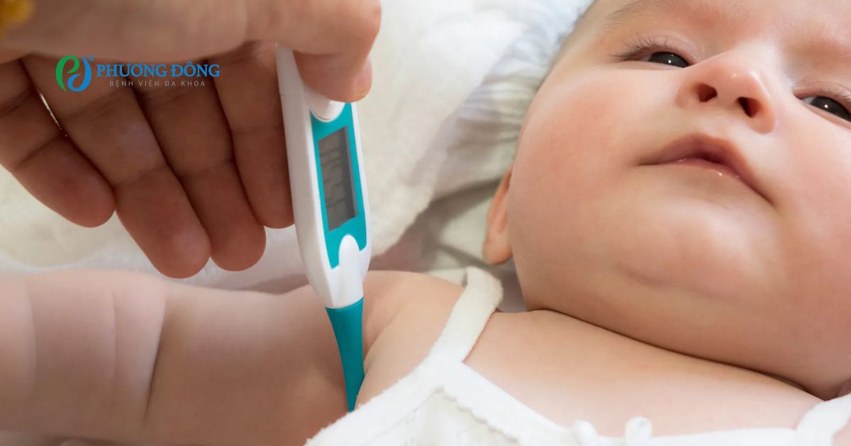 Nếu em bé đang bị sốt thì có thể thể bác sĩ sẽ hoãn tiêm. đổi sang tiêm vào ngày khác