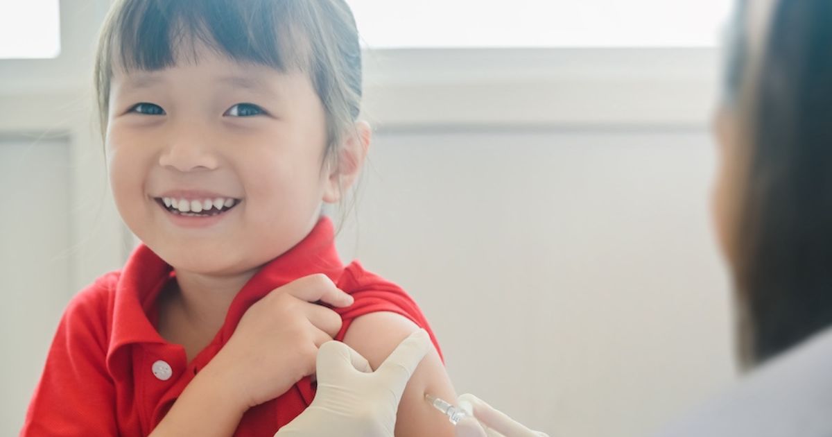 Trước khi tiêm, các bác sĩ sẽ tiến hành thăm khám sàng lọc trước tiêm cho bé