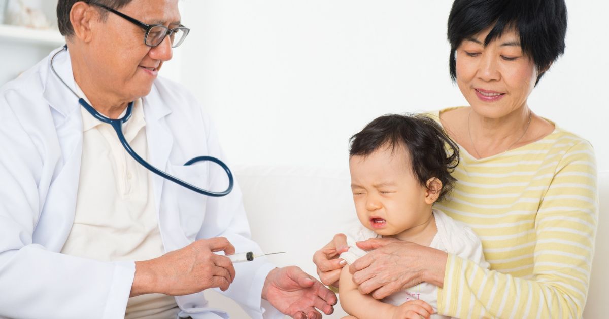 Sau khi tiêm phế cầu, các bé có thể bị sưng đỏ và cảm thấy đau nhiều ở vị trí tiêm