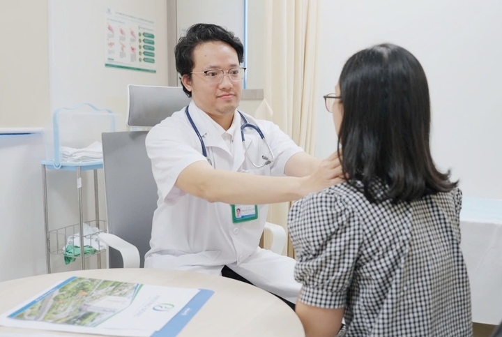 Cô gái trẻ oà khóc giữa hành lang viện khi biết bị ung thư dạ dày di căn xương