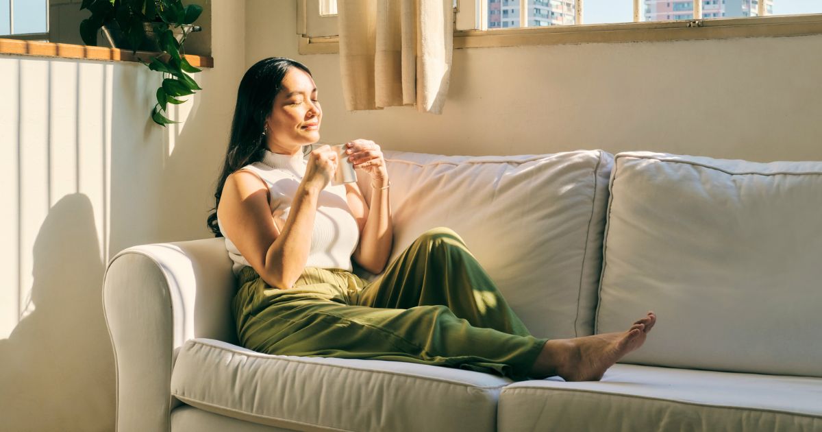 Sau khi đi tiêm về, bạn nên dành thời gian nghỉ ngơi tại nhà