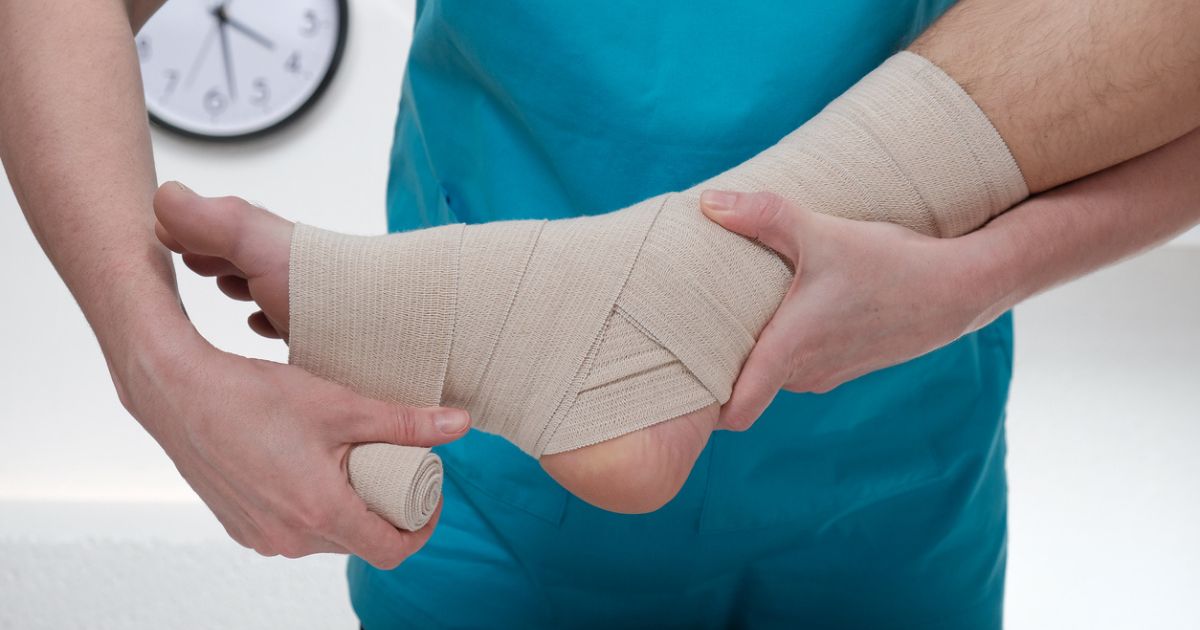 Người bị chấn thương cổ chân cần được băng ép