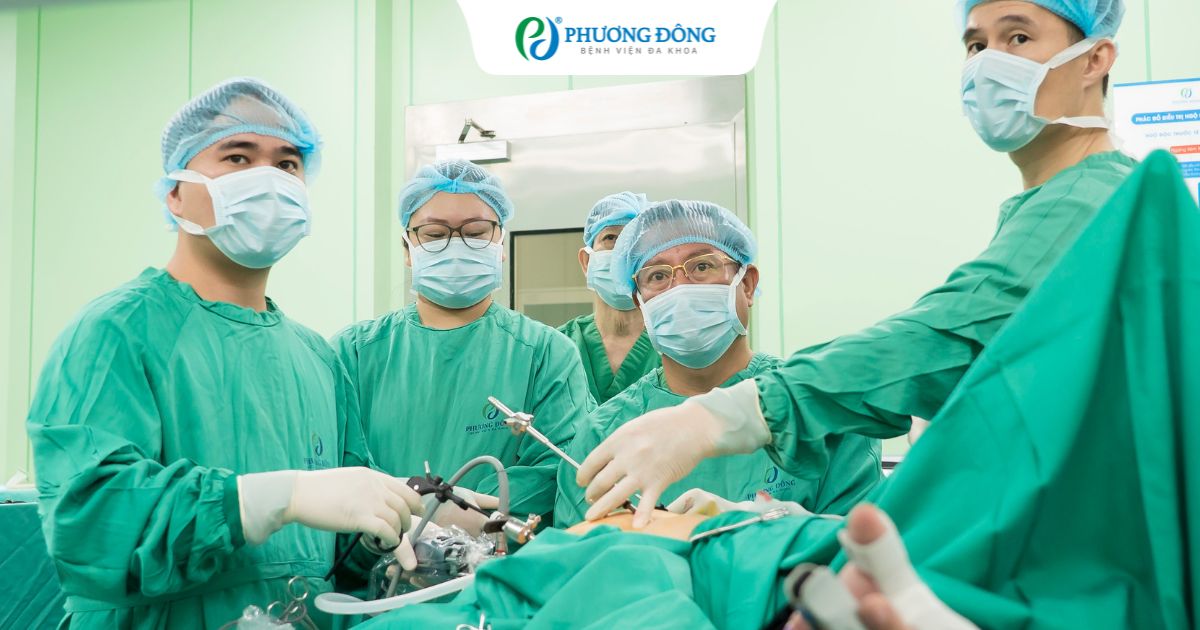 PGS.TS. BS Nguyễn Anh Tuấn phẫu thuật cho bệnh nhân K đại tràng