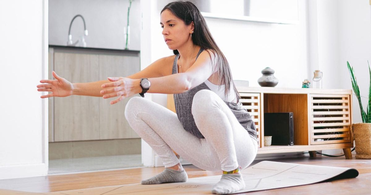 Squat là bài tập hỗ trợ đưa xương về vị trí ban đầu rất tốt cho người bị chân vòng kiềng