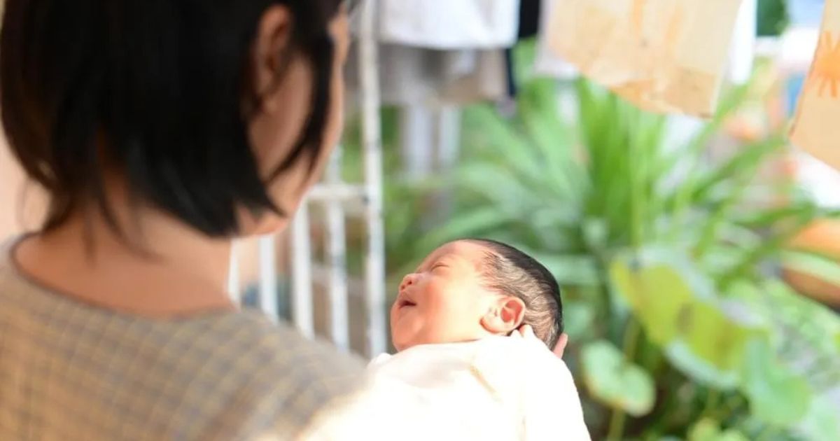 Các bậc phụ huynh nên tích cực cho bé đi tắm ánh nắng mặt trời vào sáng sớm