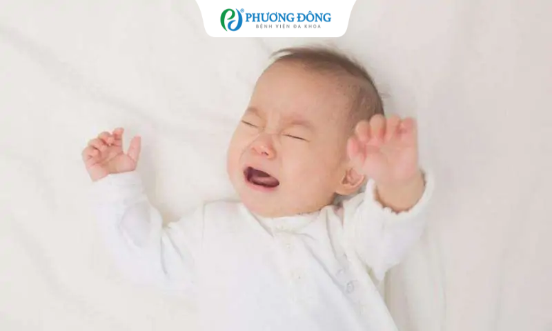 Bé bị co giật, chân tay co cứng sau ngã thì nên làm gì?