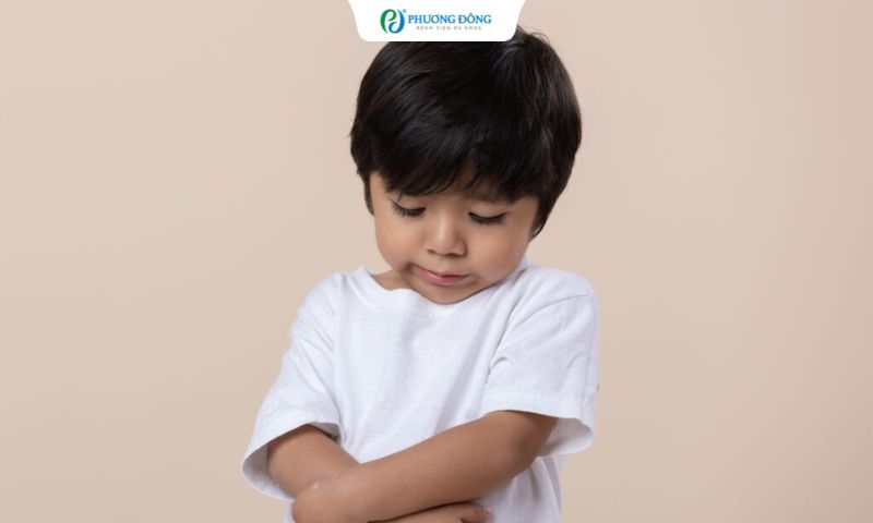 Trẻ 7 tuổi bị ngứa vùng kín và tiểu buốt có sao không?