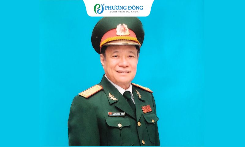 Đại tá, Thầy thuốc Ưu tú, PGS.TS. Nguyễn Trung Chính - nguyên Trưởng khoa Ung bướu và Phụ trách Trung tâm Tế bào gốc, Bệnh viện Trung ương Quân đội 108, Giám đốc Bệnh viện Đa khoa Phương Đông.