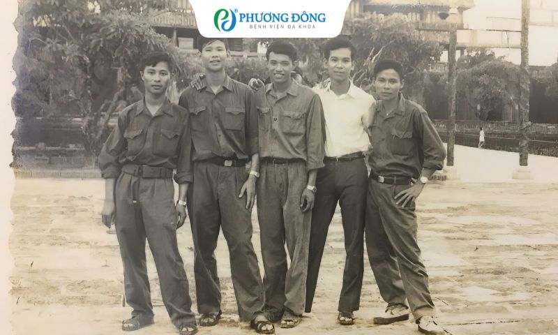 Đại tá, PGS.TS Nguyễn Trung Chính và đồng đội sau ngày đất nước được giải phóng và thống nhất hoàn toàn.