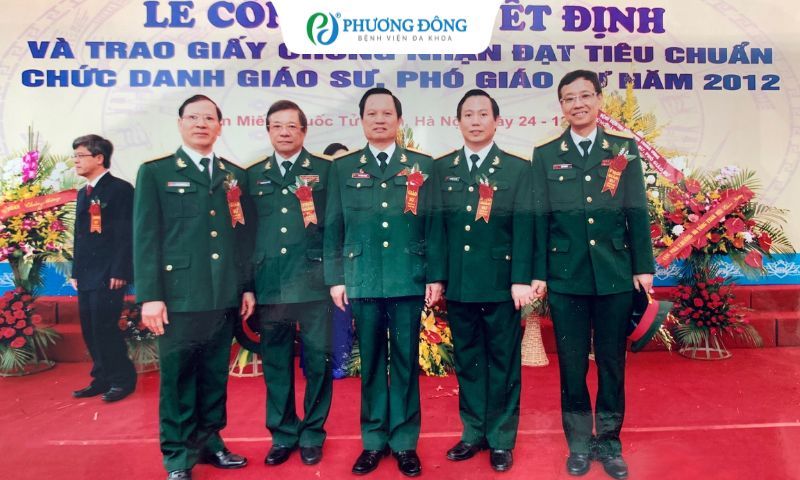 Đại tá Nguyễn Trung Chính (thứ 2, từ trái sang) vinh dự được phong tặng học hàm Phó Giáo sư năm 2012.