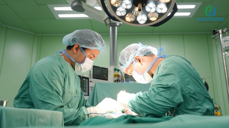 Bác sĩ Lê Quang Đạo trong ca phẫu thuật xử trí hẹp khít bao quy đầu kèm dính xơ ở bệnh nhân 24 tuổi